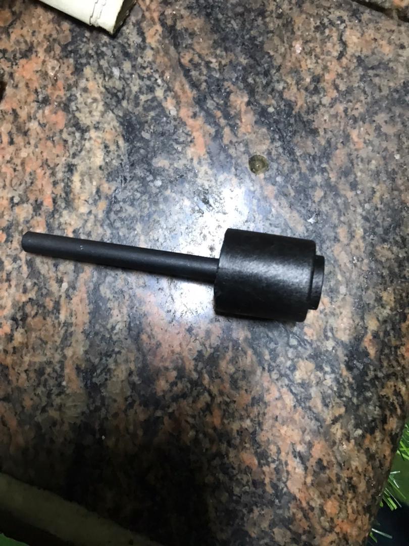 Knee presser lifted rod